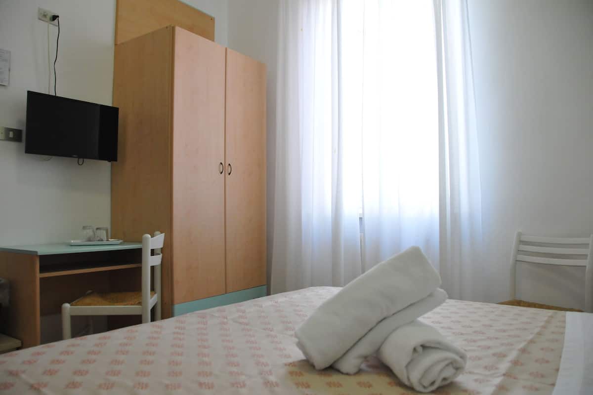 Double or Twin Room | In-room safe, desk, WiFi (free)