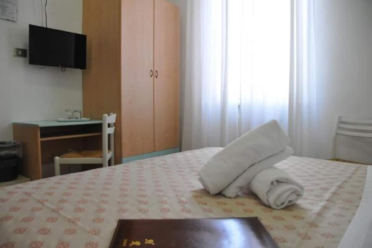 Quadruple Room | In-room safe, desk, WiFi (free)