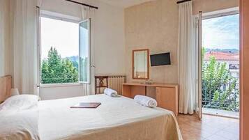 Doppel- oder Zweibettzimmer | Zimmersafe, Schreibtisch, kostenloses WLAN