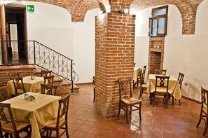 Ofereix taules a l'aire lliure i s'hi serveixen esmorzars i dinars