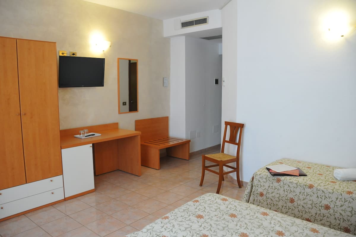Triple Room | In-room safe, desk, WiFi (free)