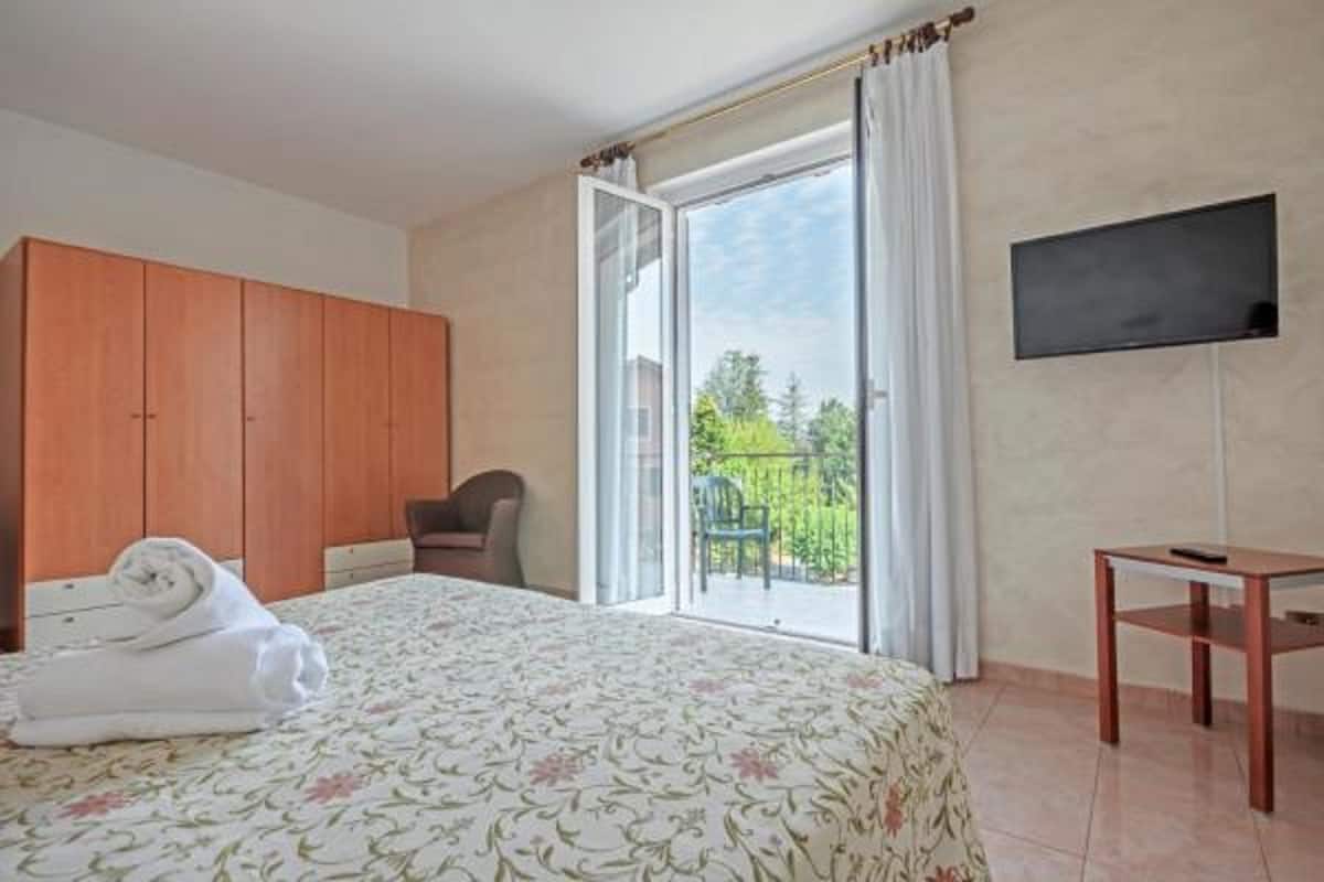Suite | In-room safe, desk, WiFi (free)