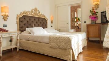 Minibar, coffres-forts dans les chambres, bureau, rideaux occultants