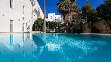 Sæsonbestemt udendørs pool, liggestole