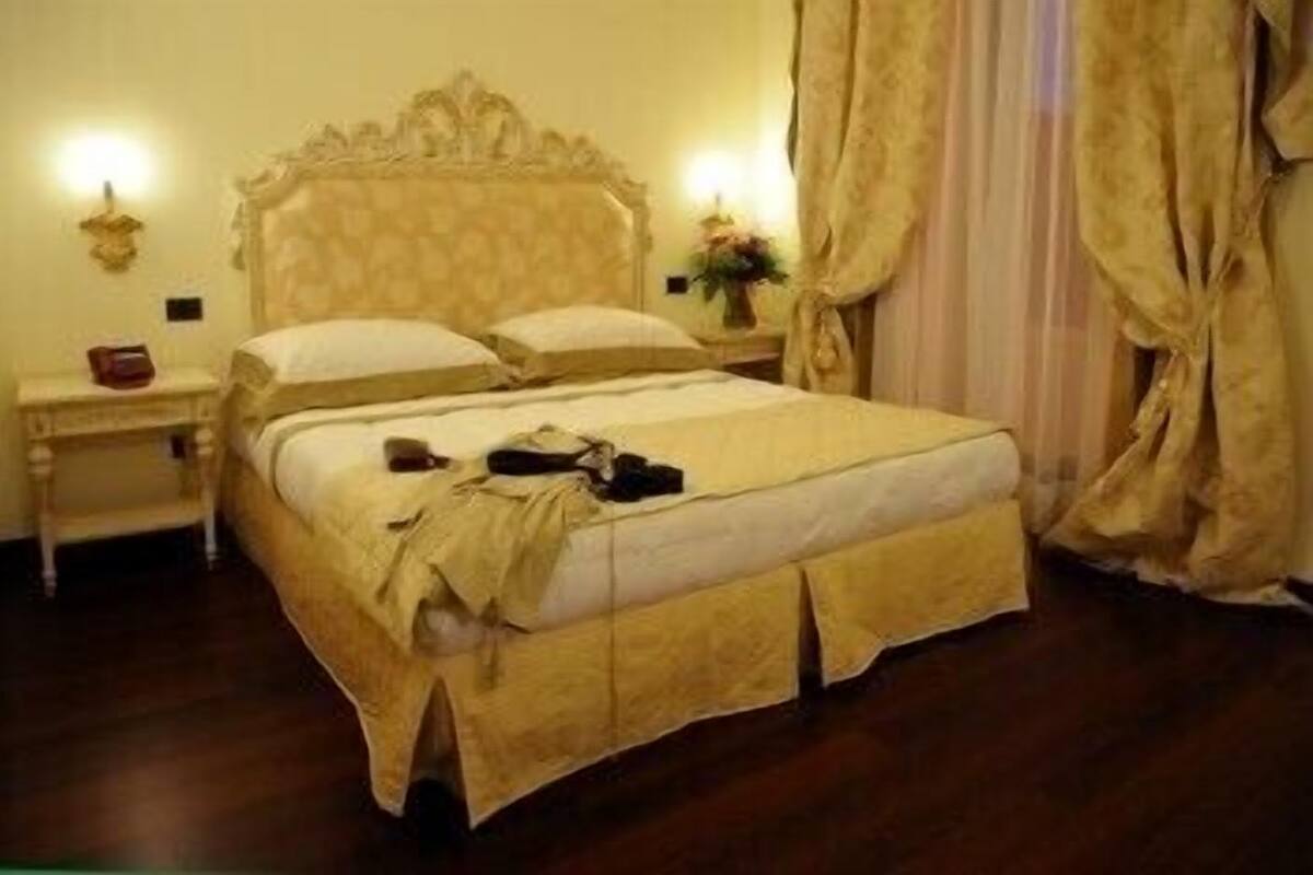 ميني بار وخزنة داخل الغرفة ومكتب وستائر تعتيم