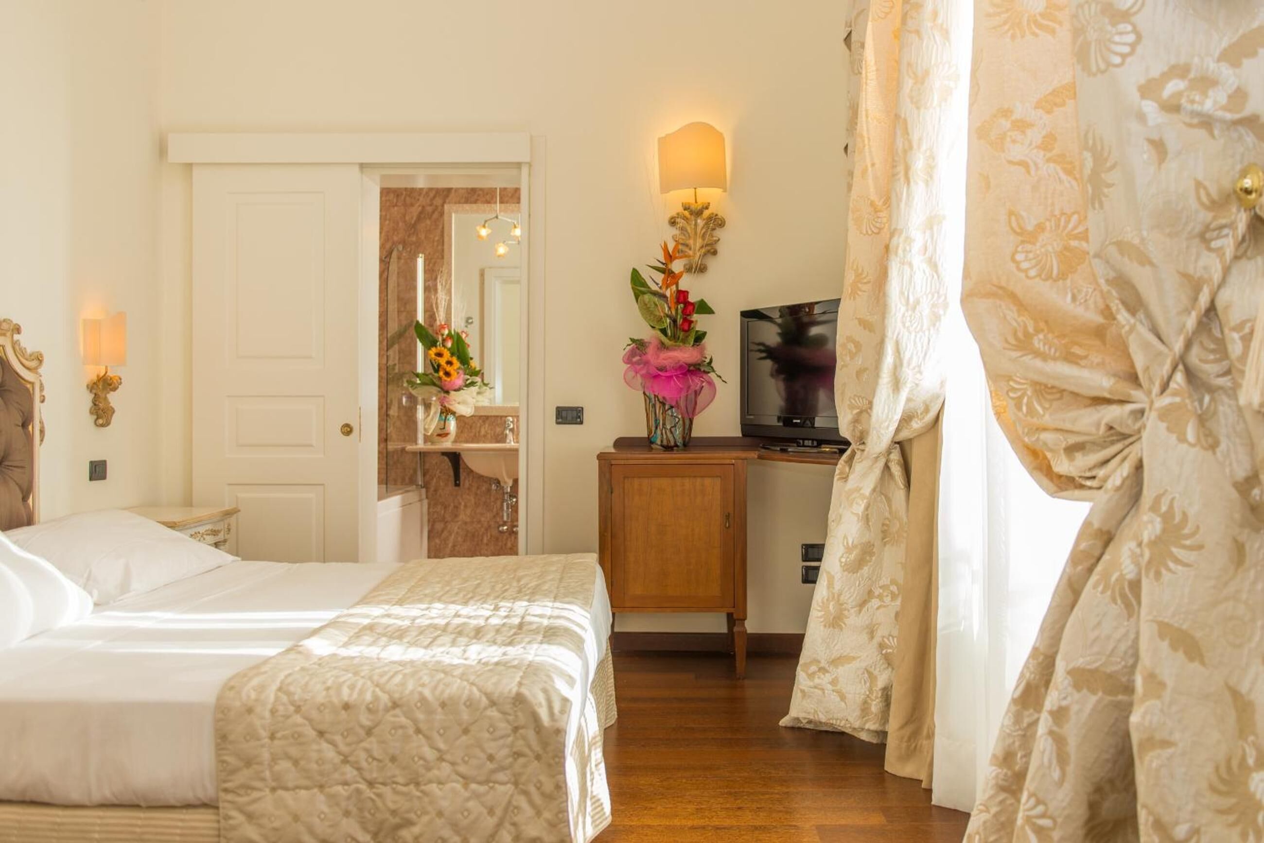 minibar, in-room safe, desk, blackout curtains