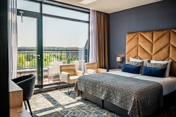 1 bedroom, in-room safe, desk, blackout curtains