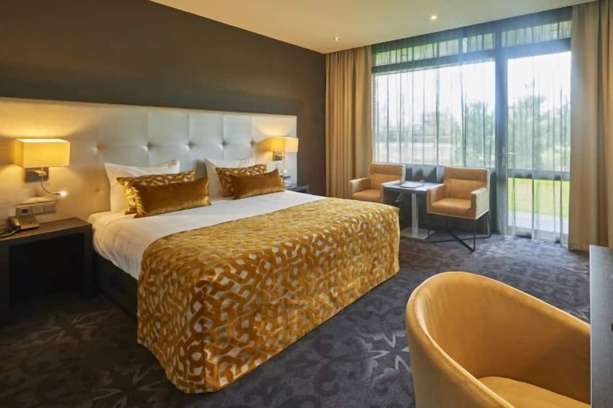 Hypo-allergenic bedding available, in-room safe, desk, laptop workspace