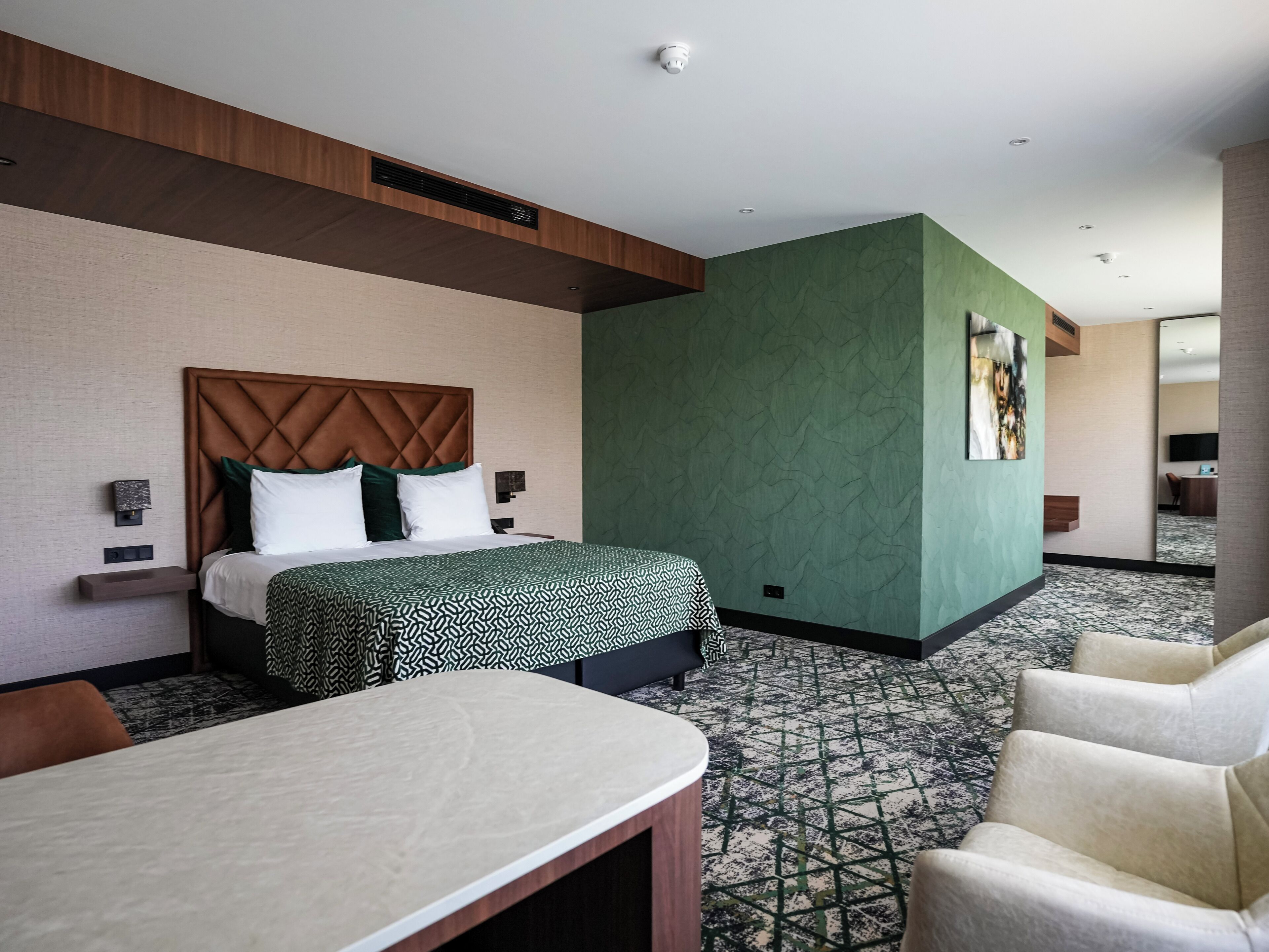 Luxury-Doppelzimmer, Whirlpool | Allergikerbettwaren, Zimmersafe, Schreibtisch