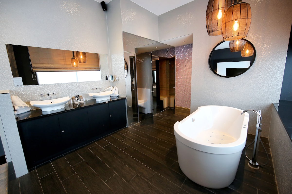 wellness suite (sauna & steamshower) | bathroom | free toiletries, hair dryer, towels