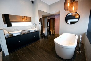 Wellness Suite (Sauna & Steamshower) | Bathroom | Free toiletries, hair dryer, towels