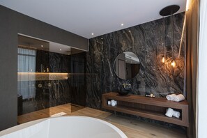Sky Suite | Bad | Toalettartikler (inkludert), hårføner, håndklær og såpe