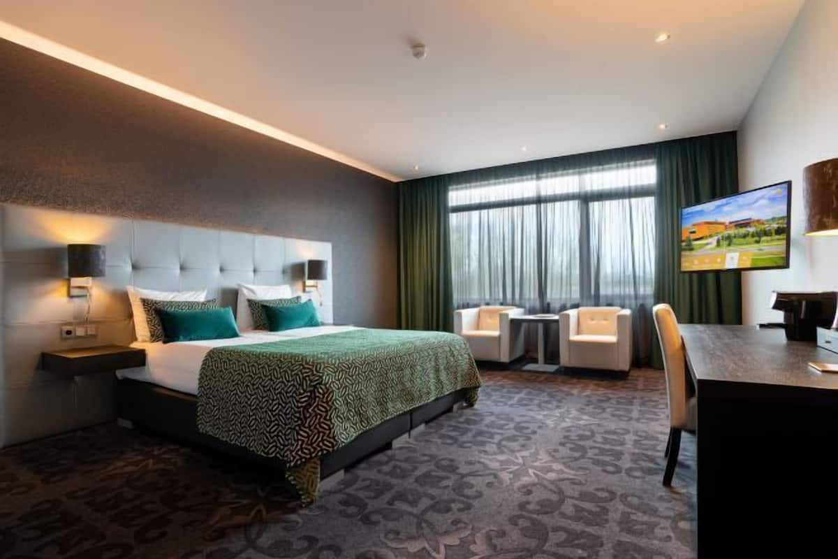 Hypo-allergenic bedding available, in-room safe, desk, laptop workspace