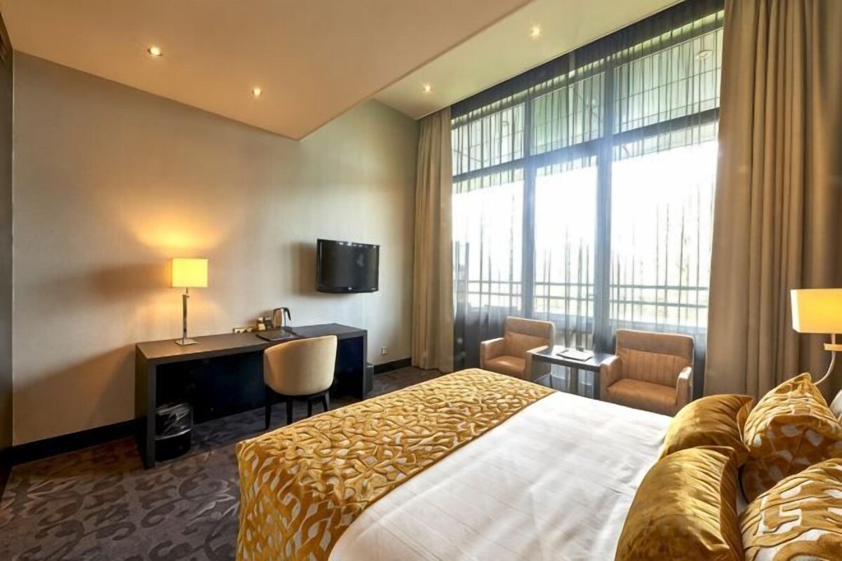 Hypo-allergenic bedding, in-room safe, desk, laptop workspace