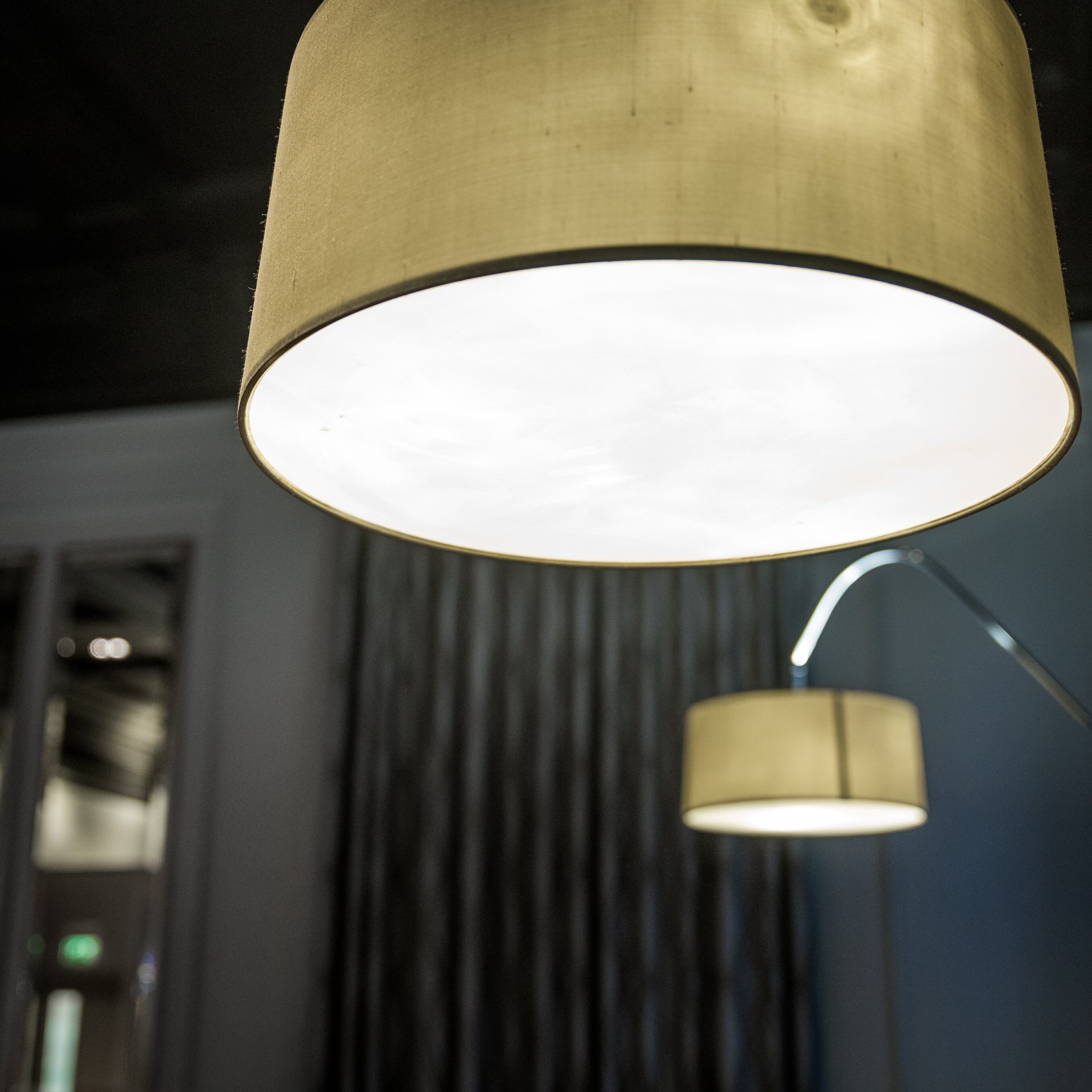 Un intérieur moderne agrémenté d’une suspension et d’un lampadaire.