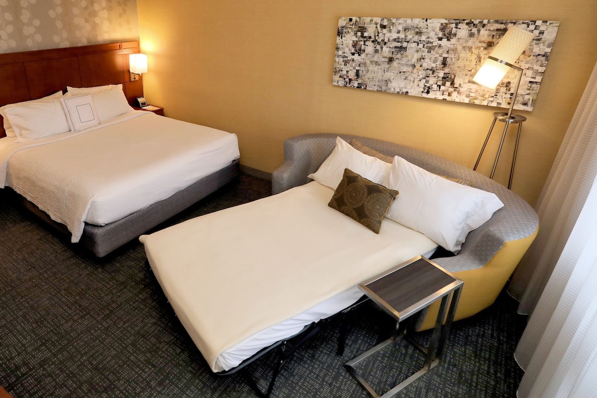 Quarto, 1 cama King e sofá-cama, vista para a cidade | Edredons de pluma, escrivaninha, quartos à prova de som
