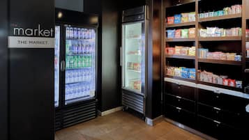 Uma área refrigerada com diversas bebidas e lanches.