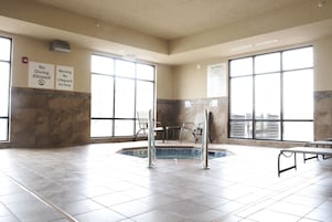 Una piscina techada, sillones reclinables de piscina