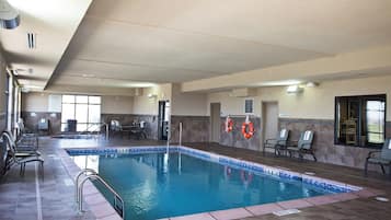 Una piscina cubierta (de 06:00 a 22:00), tumbonas