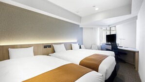 A hotel room with two beds, a desk, and a television. - Daiwa Roynet Hotel Nagoya Shinkansenguchi (Nagoya)