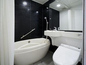 Combined shower/tub, hair dryer, slippers, bidet - Daiwa Roynet Hotel Nagoya Shinkansenguchi (Nagoya)