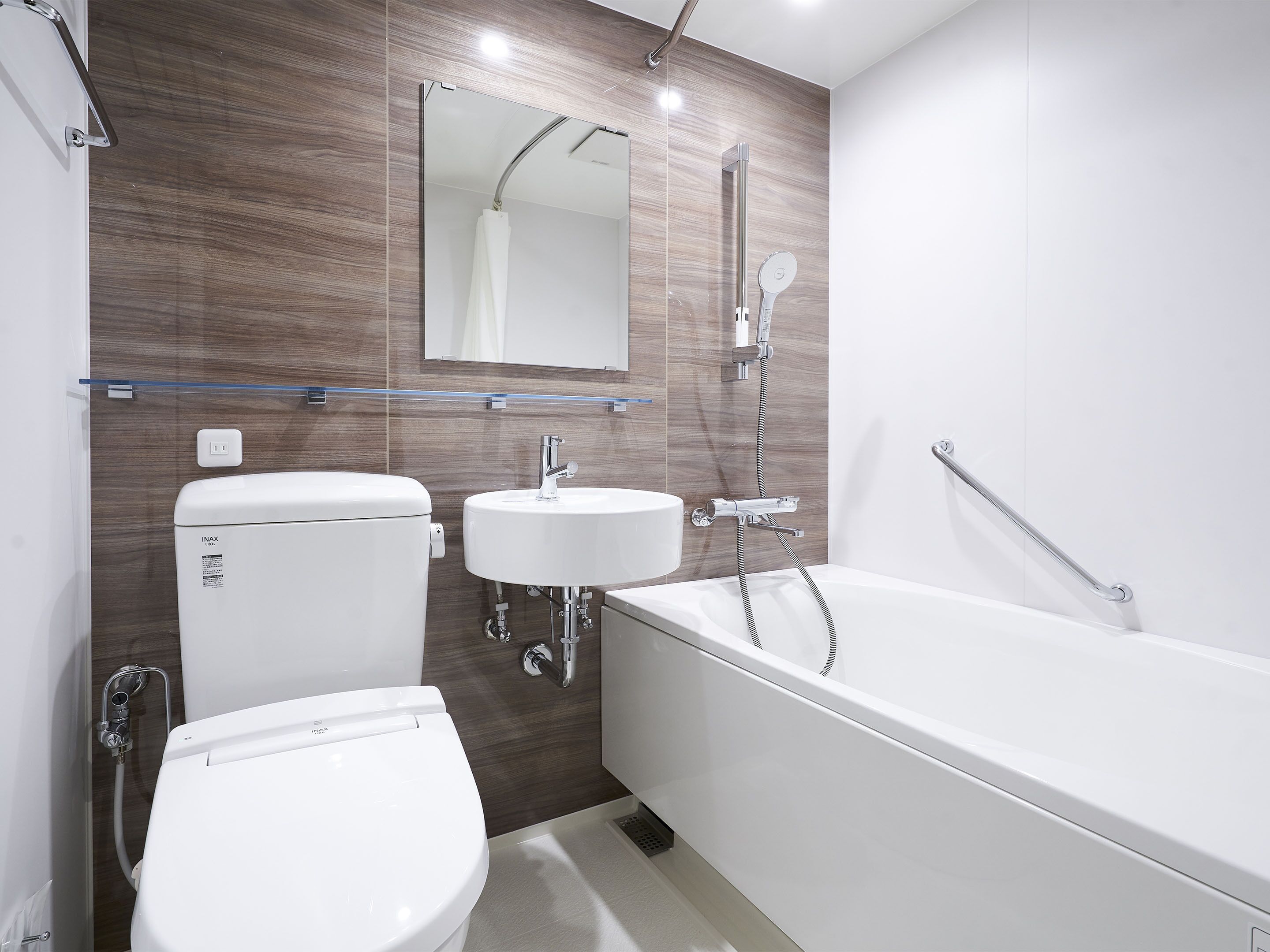 superior double room, non smoking for 2 people | bathroom | combined shower/bathtub, hair dryer, slippers, bidet