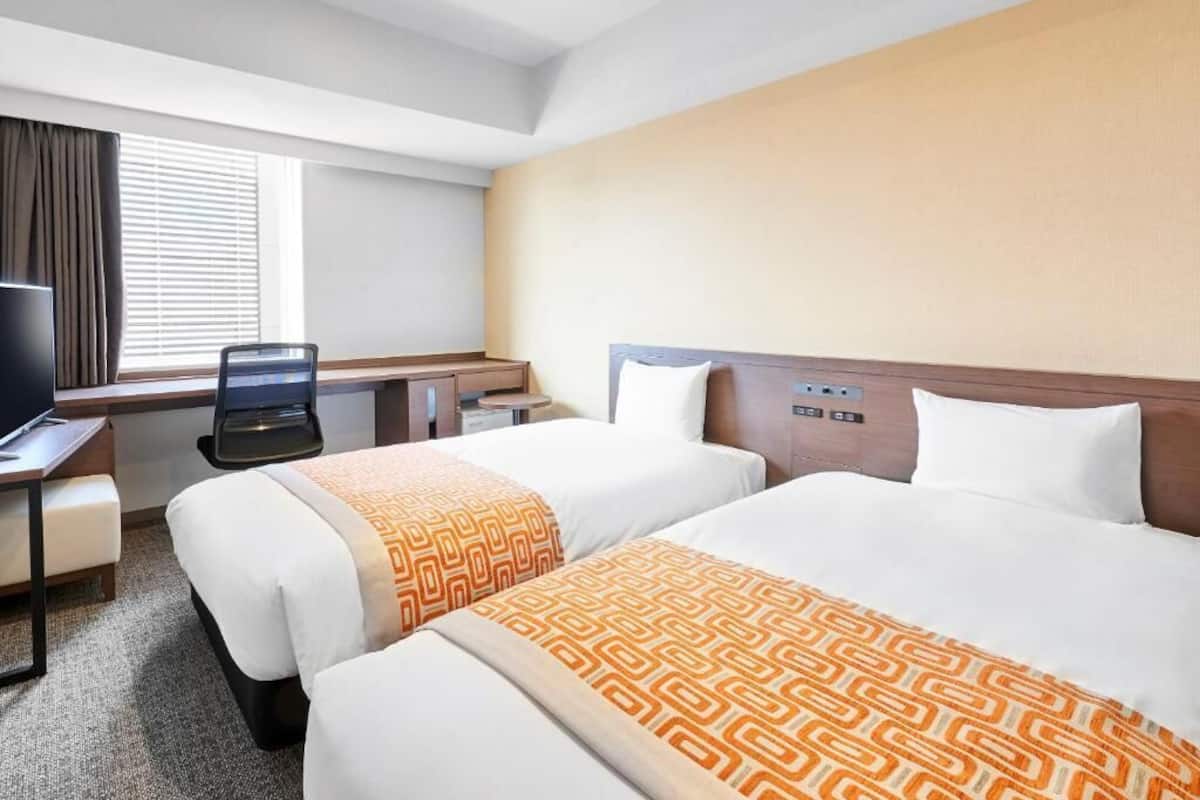 Premium bedding, down duvets, desk, blackout curtains