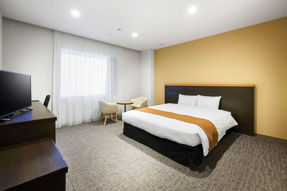 Premium bedding, down duvets, desk, blackout curtains