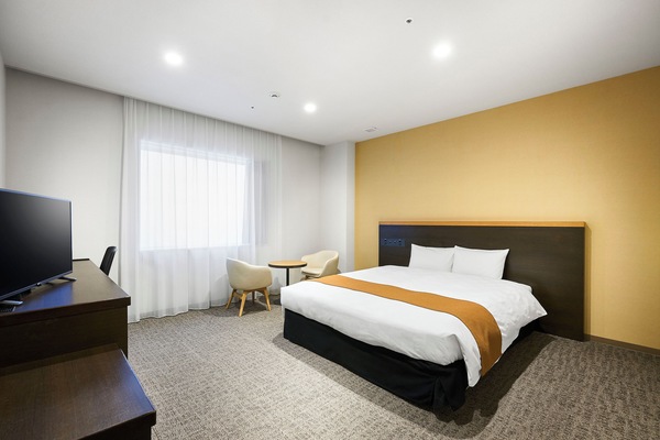 Premium bedding, down comforters, desk, blackout drapes