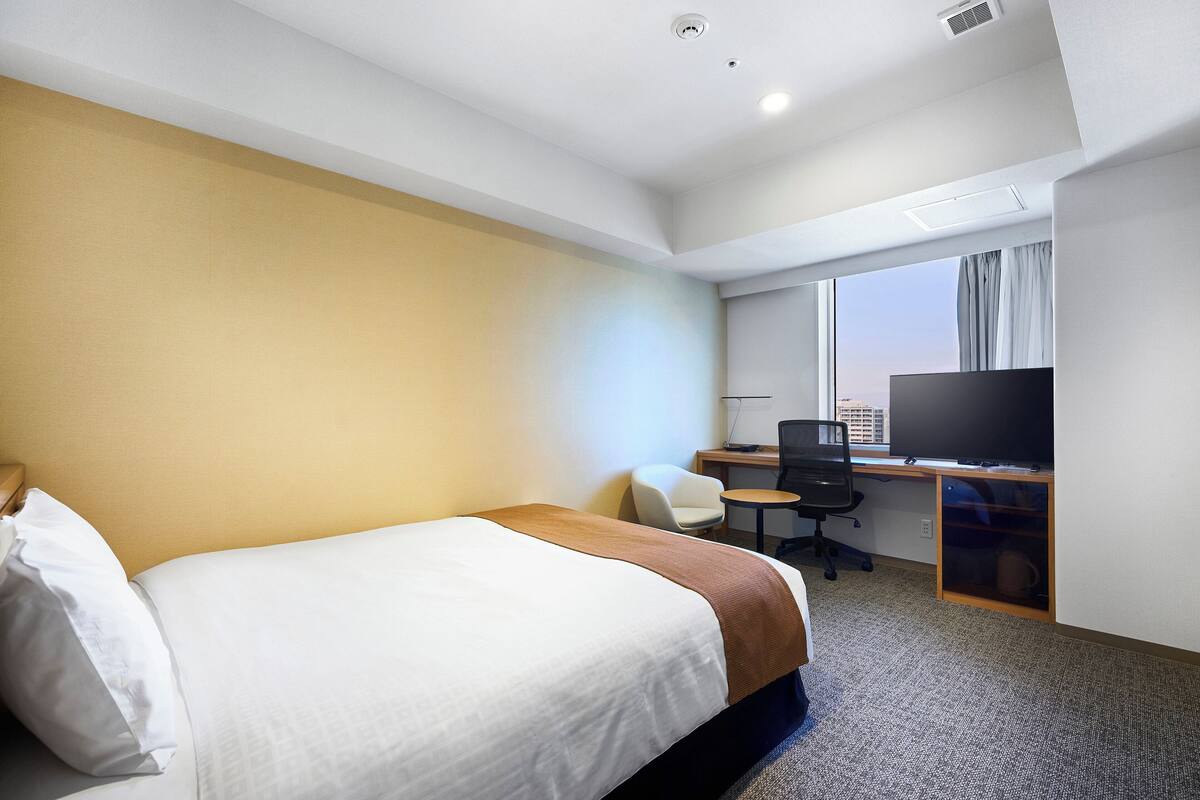 Premium bedding, down duvets, desk, blackout curtains