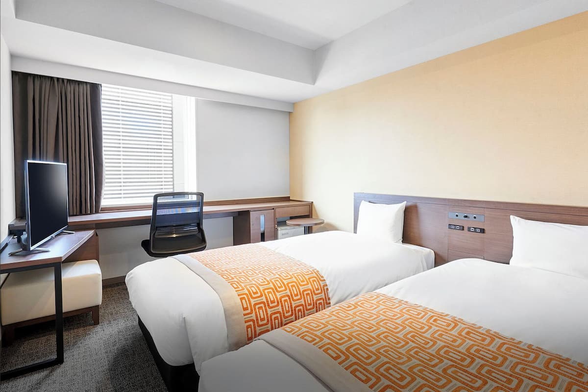 Premium bedding, down duvets, desk, blackout curtains