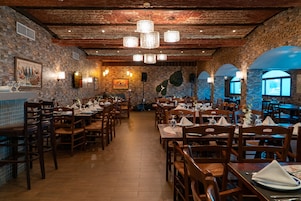 4 restaurantes; se sirve almuerzo y cena