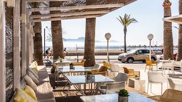 Serveert lunch, diner, Mediterrane gerechten, strandzicht
