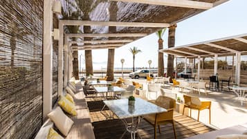 Déjeuner et dîner servis sur place, vue sur la plage