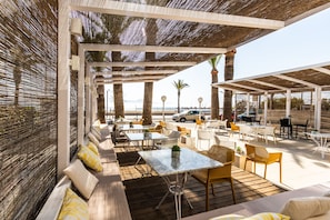 Mittagessen, Abendessen, mediterrane Küche, Blick auf den Strand 