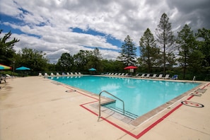 Hồ bơi ngoài trời