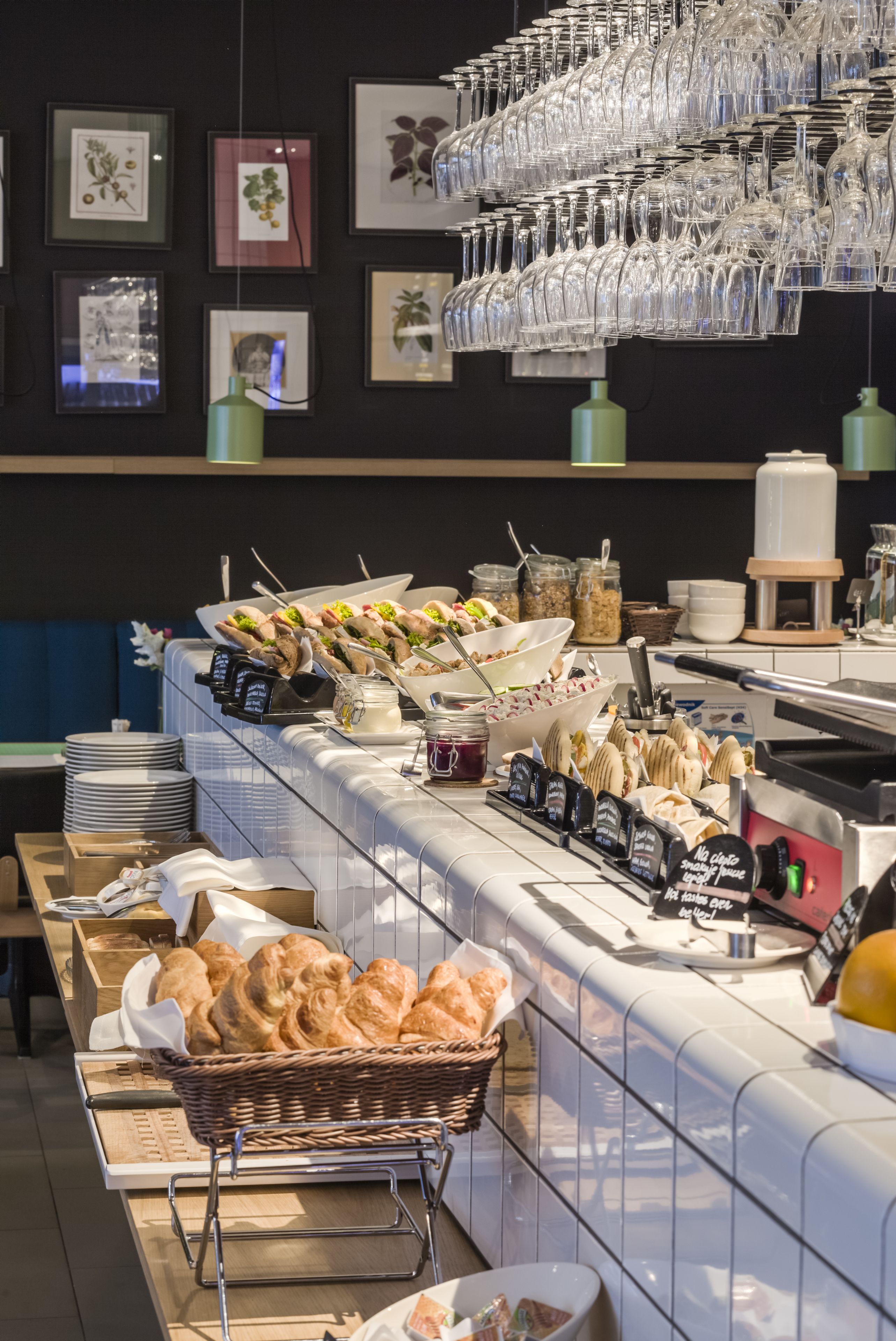 daily buffet breakfast (pln 79 per person)