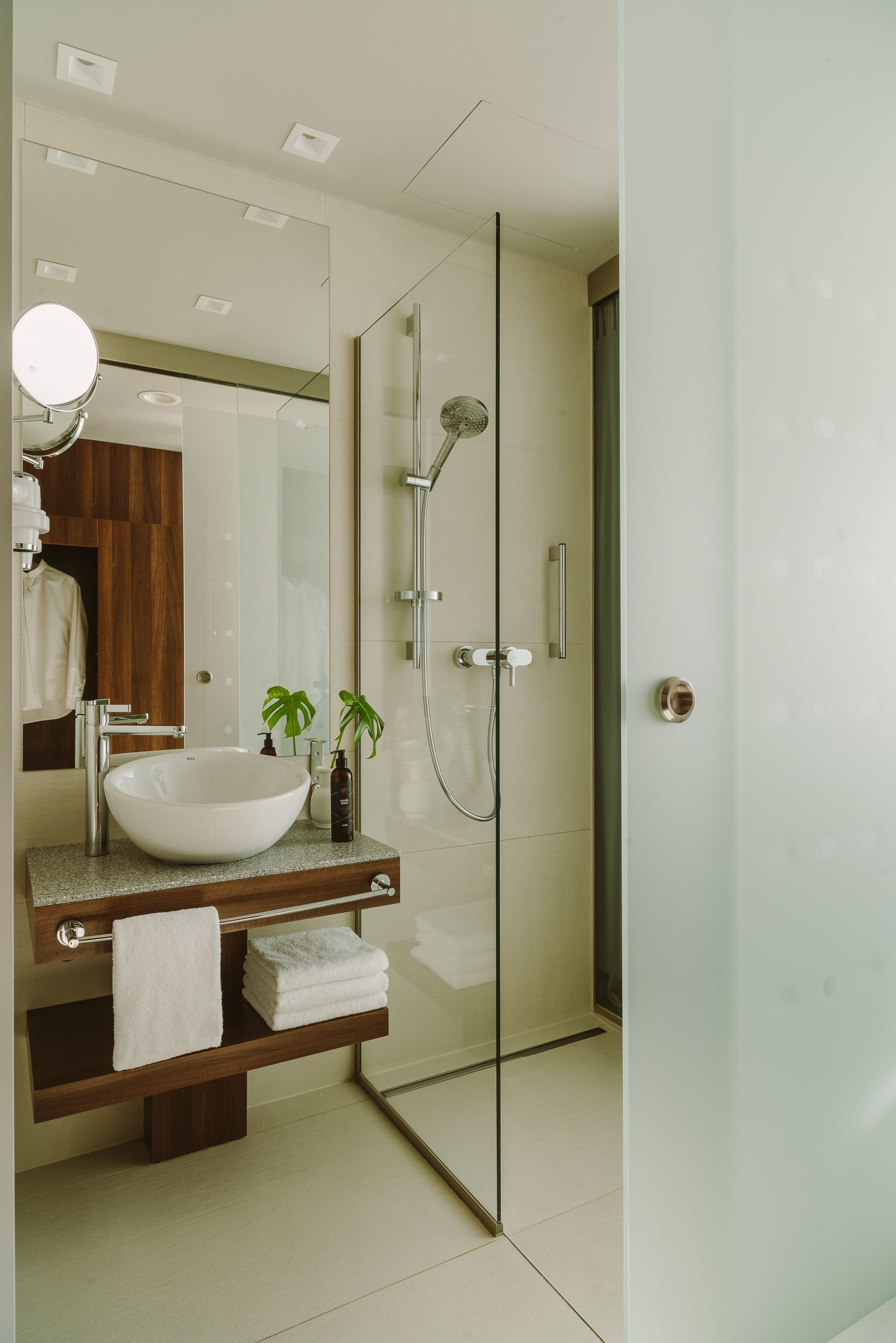 classic single room | bathroom | shower, designer toiletries, hair dryer, heated floors