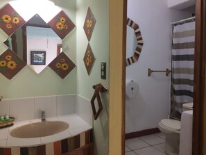 Chambre triple | Salle de bain | Douche, serviettes fournies