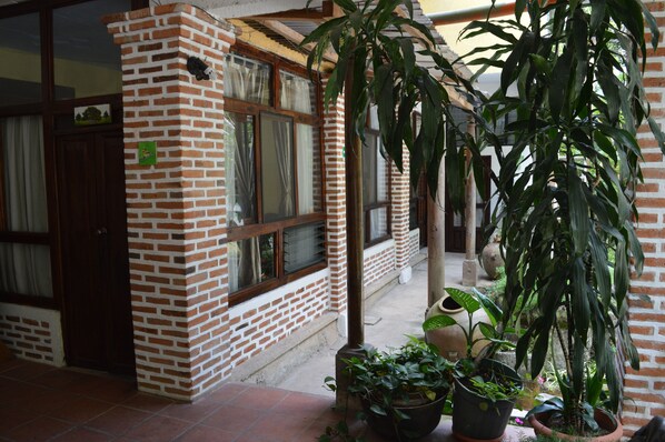 Double Room | Courtyard - Eco Suites Uxlabil Guatemala City (Guatemala City)