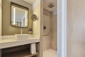 Shower, eco-friendly toiletries, hair dryer, towels - Fiesta Inn Insurgentes Sur (Mexico City)