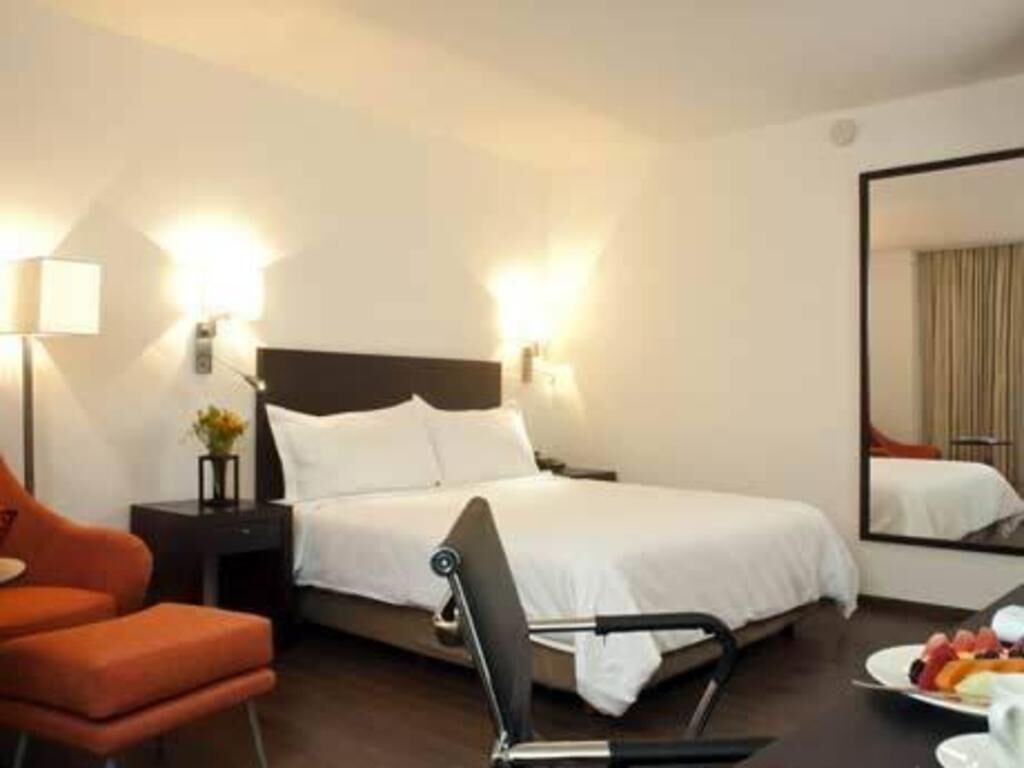 Caja de seguridad en la habitación y escritorio 