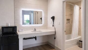 Tina con regadera, amenidades de baño gratuitas, secadora de cabello