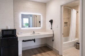 Combined shower/bathtub, free toiletries, hair dryer, towels