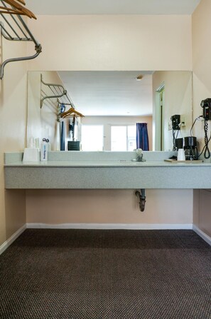 Combined shower/tub, free toiletries, hair dryer, towels