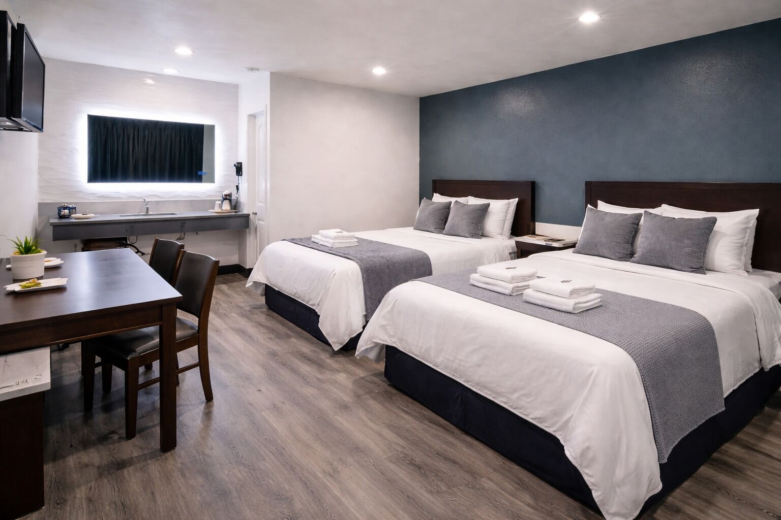 Standard Room, 2 Katil Kelamin (Double) | Meja, seterika/papan seterika, katil lipat simpan percuma 