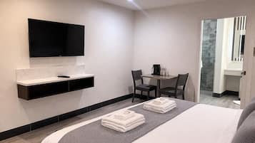 Habitación estándar, 1 cama King size | Escritorio, tabla de planchar con plancha y camas extra gratis