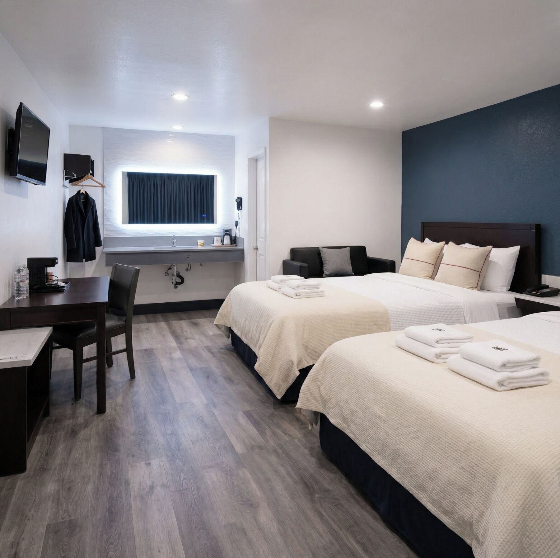 Habitación estándar, 2 camas matrimoniales | Escritorio, tabla de planchar con plancha y camas extra gratis 