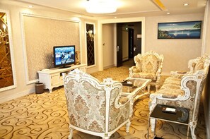 Royal Suite, 2 Bedrooms, Hot Tub | Interior