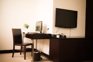 Executive Suite, 2 Bedrooms, Refrigerator | Interior